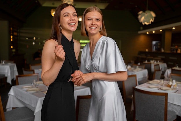 Kostenloses Foto mittlere aufnahme von frauen in einem luxusrestaurant