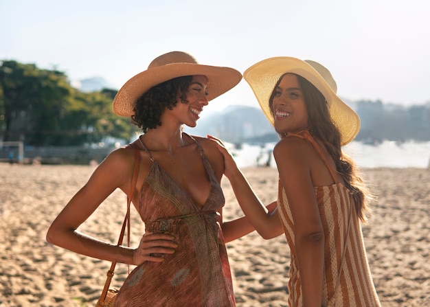 Mittlere Aufnahme von Frauen in Urlaubsoutfits