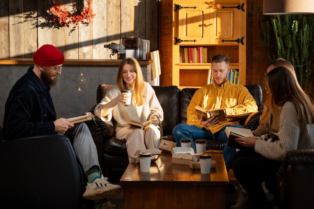 Kostenloses Foto mittlere aufnahme von leuten, die im buchclub lesen