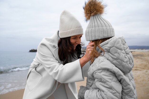 Mittlere Aufnahme von Mutter und Kind am Strand