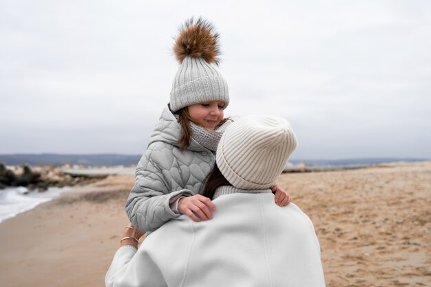 Mittlere Aufnahme von Mutter und Kind am Strand