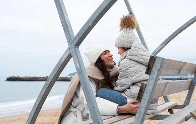 Mittlere Aufnahme von Mutter und Kind am Strand