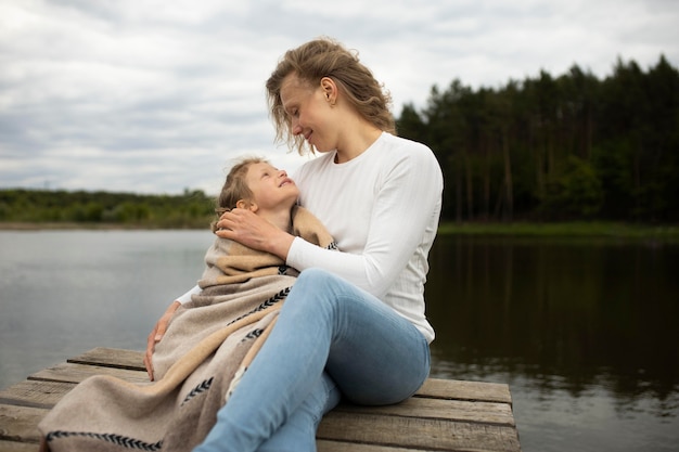 Mittlere Aufnahme von Mutter und Kind im Freien