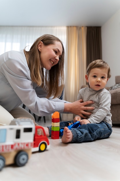 Mittlere Aufnahme von Mutter und Kind mit Spielzeug