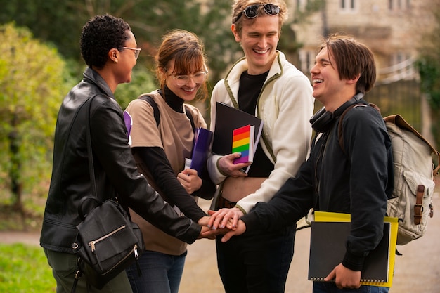 Mittlere Aufnahme von queeren Studenten im Freien
