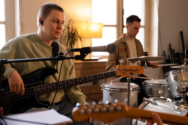 Mittlere Aufnahmemusiker, die im Studio arbeiten