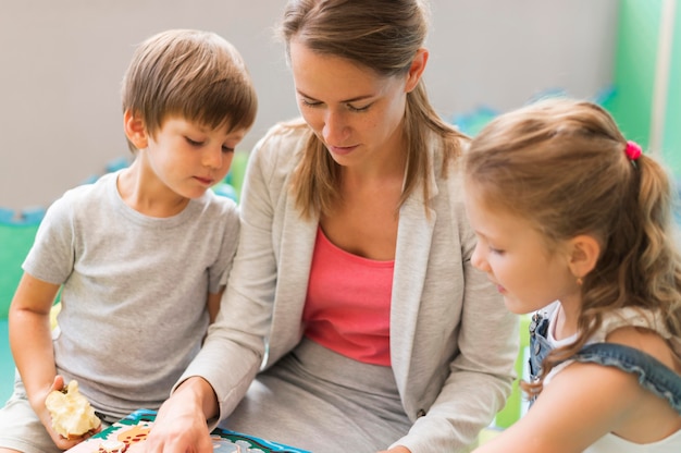 Kostenloses Foto mittlere einstellung des lehrertags