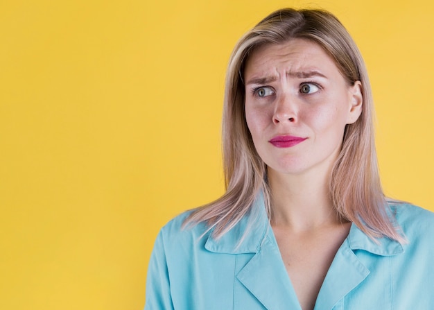 Mittlere Einstellung einer verdächtigen Frau