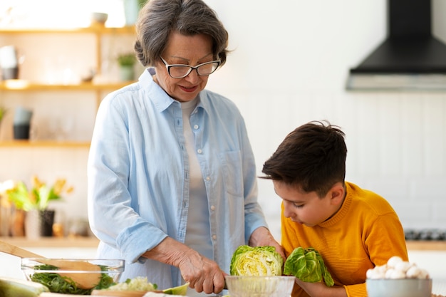 Mittlere Einstellung: Frau und Kind kochen zusammen