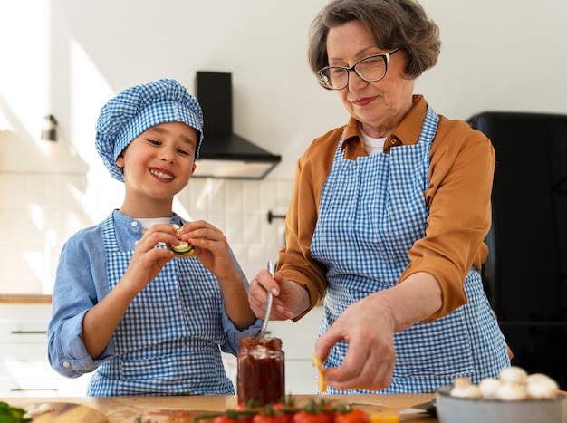 Mittlere Einstellung: Frau und Kind kochen zusammen