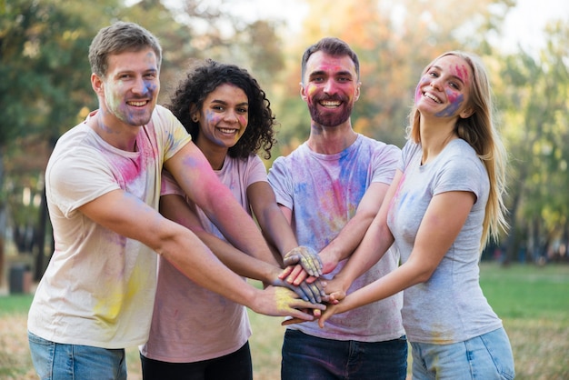 Kostenloses Foto mittlere einstellung von menschen, die ihre hände zusammenfügen