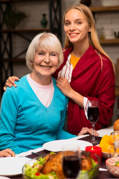 Mittlere Einstellung von Mutter und Tochter