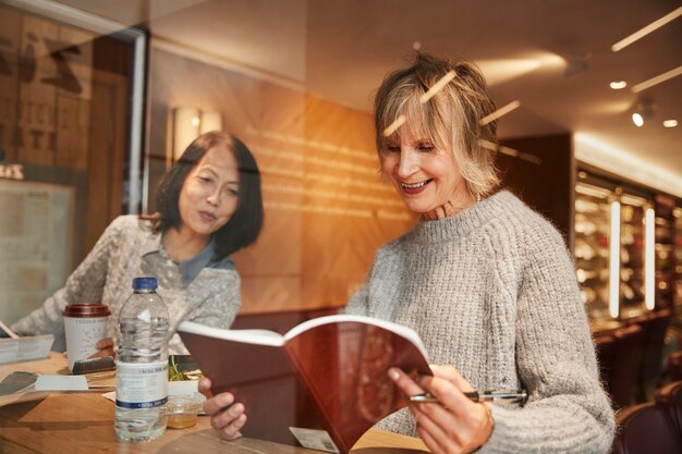 Mittlere erschossene Seniorinnen mit Notebook