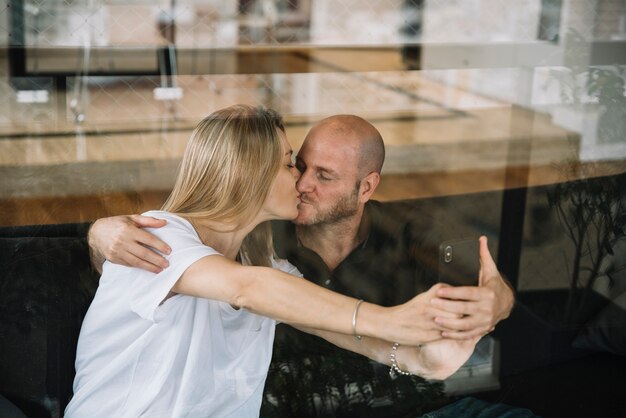 Mittlere gealterte Paare in der Liebe zu Hause