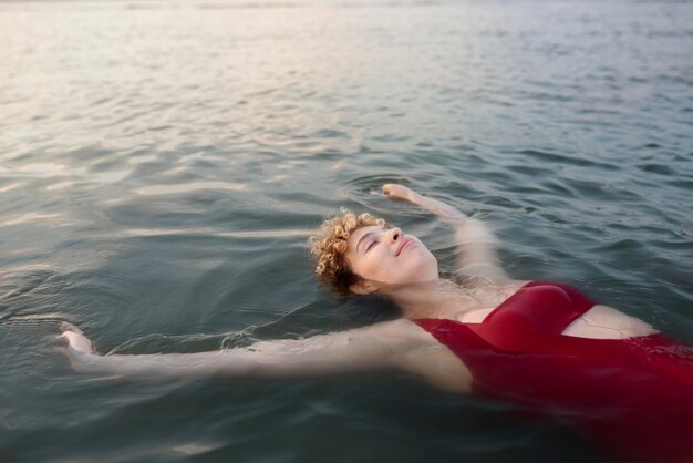 Kostenloses Foto mittlere geschossene frau beim schwimmen