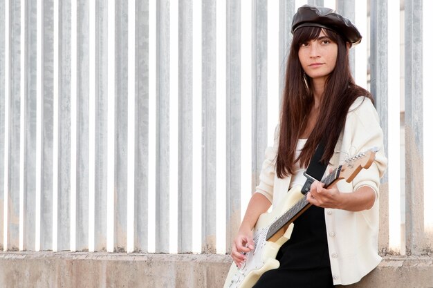 Mittlere geschossene Frau mit Gitarre