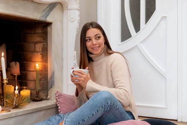 Mittlere geschossene Frau mit Tasse