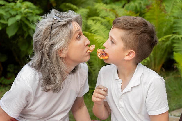 Mittlere geschossene Frau und Kind mit Essen