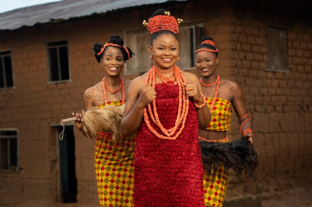 Mittlere geschossene nigerianische Frauen mit Pelz