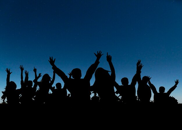 Mittlere menschliche Silhouetten, die zusammen feiern
