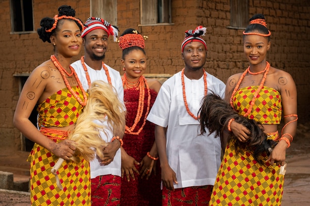 Kostenloses Foto mittlere schießende nigerianische tänzer