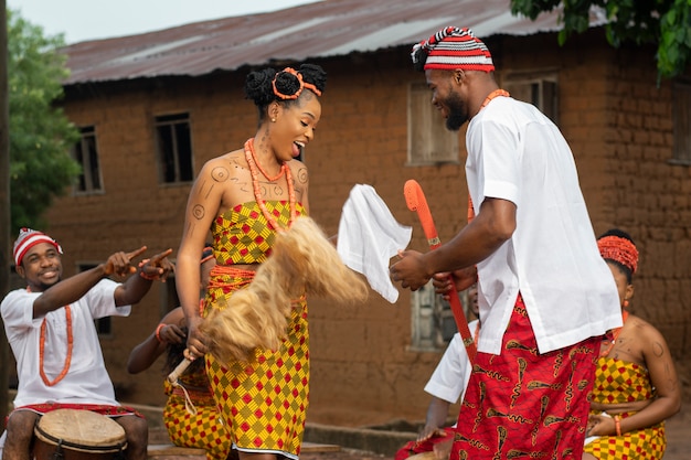 Mittlere schießende nigerianische Tänzerinnen mit Pelz