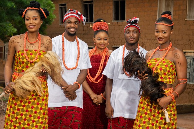 Mittlere schießende nigerianische Tänzerinnen mit Schmuck