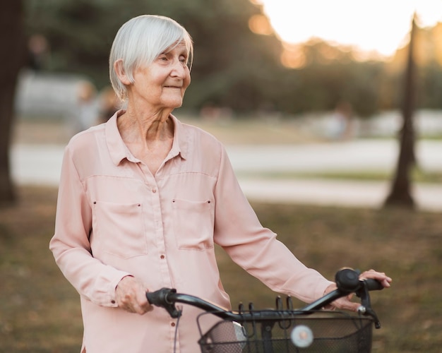 Kostenloses Foto mittlere schuss alte frau mit fahrrad