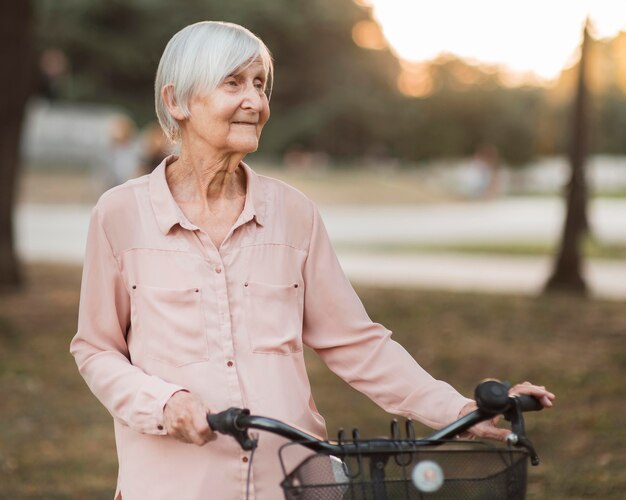 Mittlere Schuss alte Frau mit Fahrrad