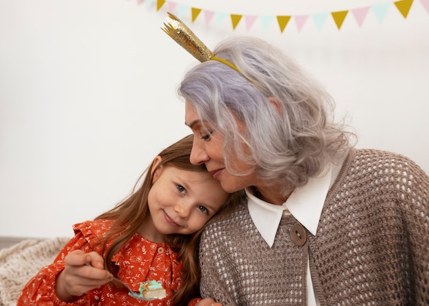 Kostenloses Foto mittlere schuss alte frau und mädchen, die geburtstag feiern