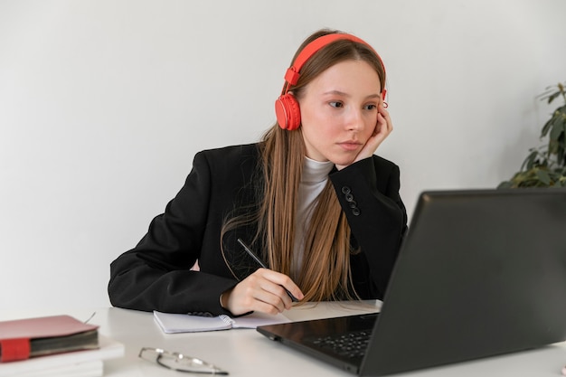 Kostenloses Foto mittlere schuss beschäftigte frau, die arbeitet