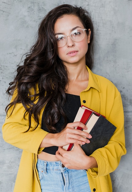 Mittlere Schuss Brunettefrau mit der Glasaufstellung