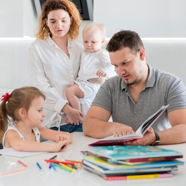 Mittlere Schuss Eltern mit Kinderbüchern