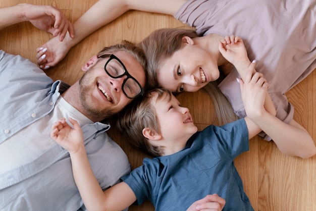 Kostenloses Foto mittlere schuss eltern und kind auf dem boden