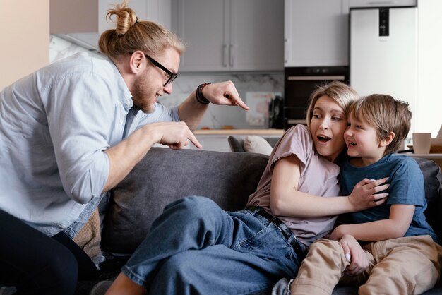 Mittlere Schuss Eltern und Kind, die Spaß haben