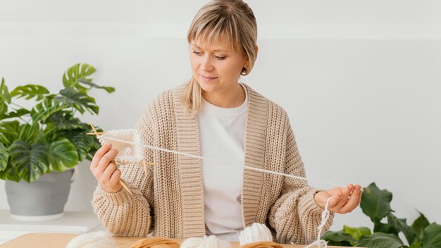 Mittlere Schuss fokussierte Frau stricken