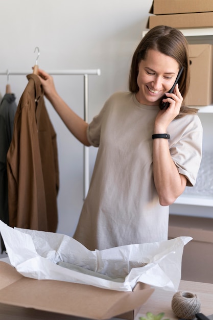 Mittlere Schuss Geschäftsfrau mit Telefon