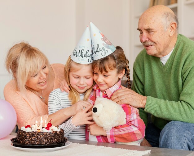 Mittlere Schuss glückliche Familie mit Partyhüten