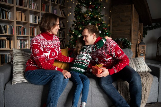 Mittlere schuss glückliche familie während weihnachten