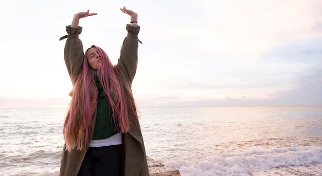 Kostenloses Foto mittlere schuss glückliche frau am meer