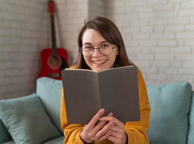 Mittlere Schuss glückliche Frau mit Buch