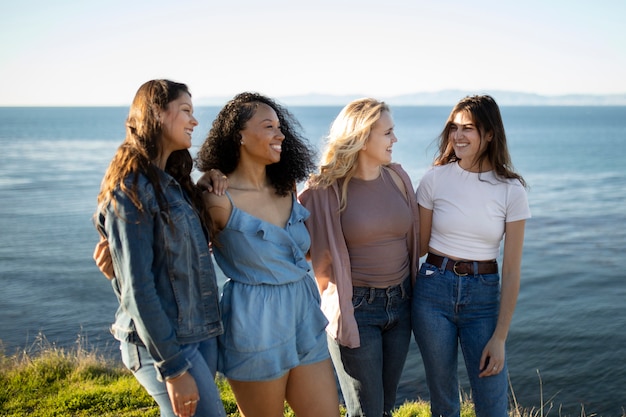 Mittlere Schuss glückliche Frauen am Meer