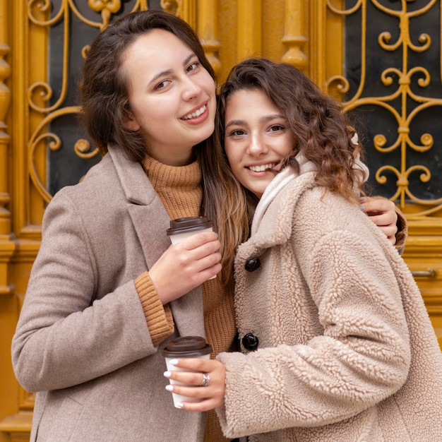 Kostenloses Foto mittlere schuss glückliche frauen mit kaffeetassen