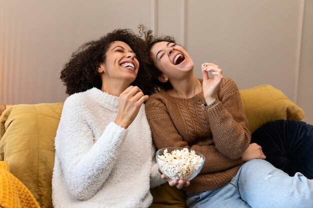 Mittlere Schuss glückliche Frauen mit Popcorn