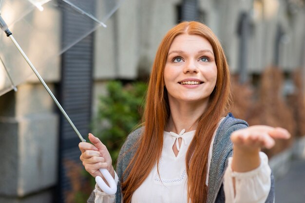 Mittlere Schuss hübsche Frau, die aufwirft