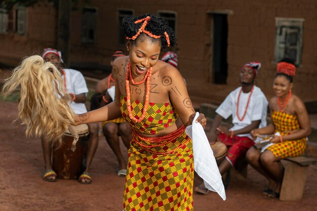 Mittlere schuss nigerianerin tanzt im freien