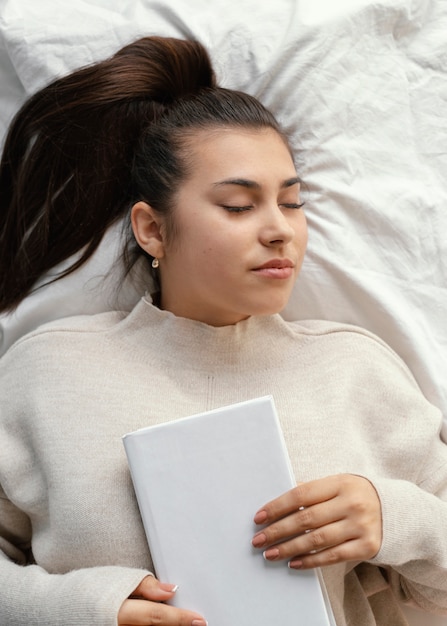 Mittlere Schuss schlafende Frau im Bett mit Buch