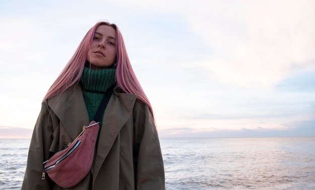 Kostenloses Foto mittlere schuss schöne frau am meer