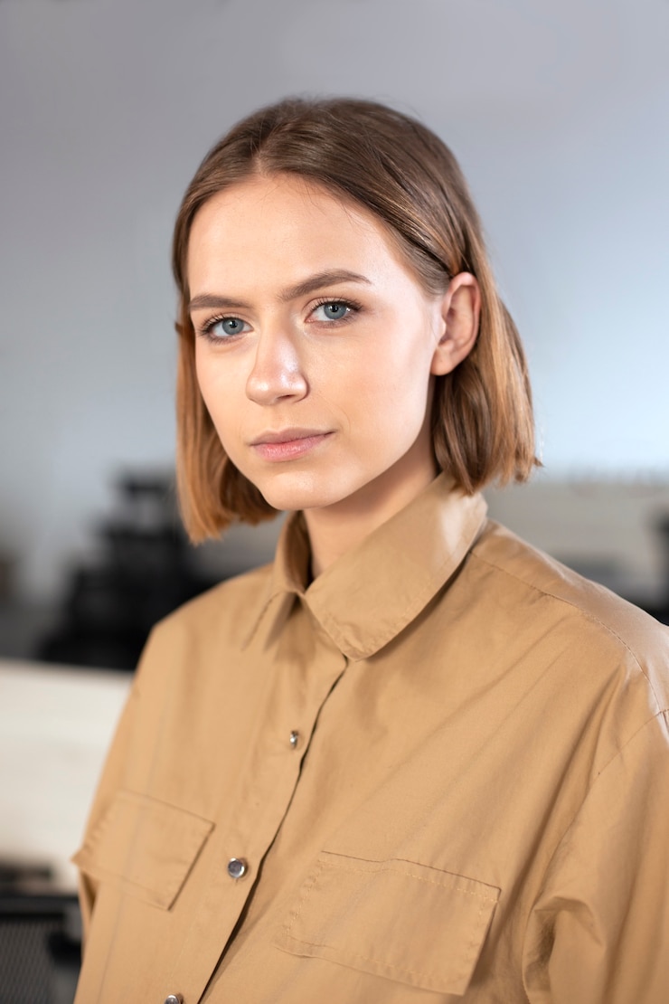 Kostenlose Foto mittlere schuss schöne frau bei der arbeit