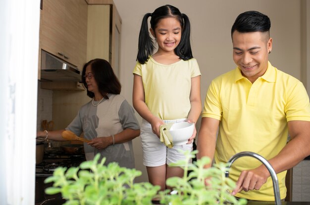 Mittlere Schuss Smiley-Familie zu Hause